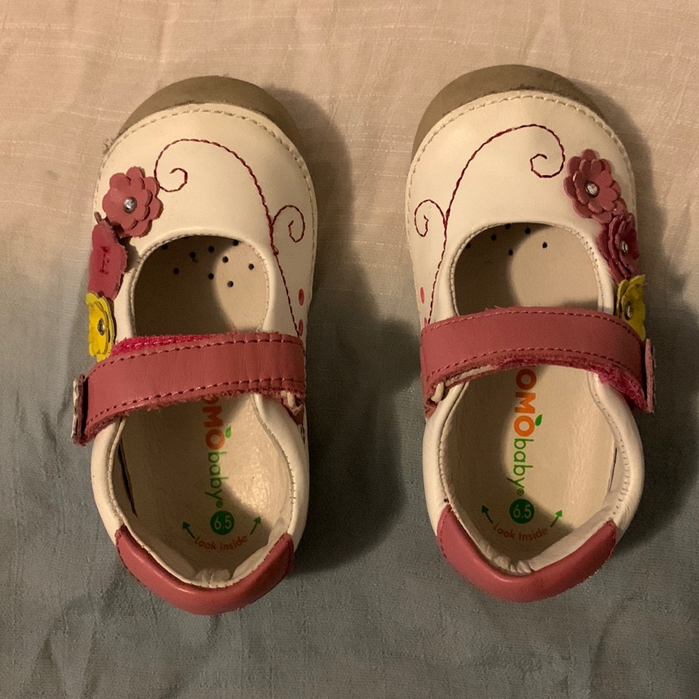 Momo Baby size 6.5 (Toddler) Velcro shoes